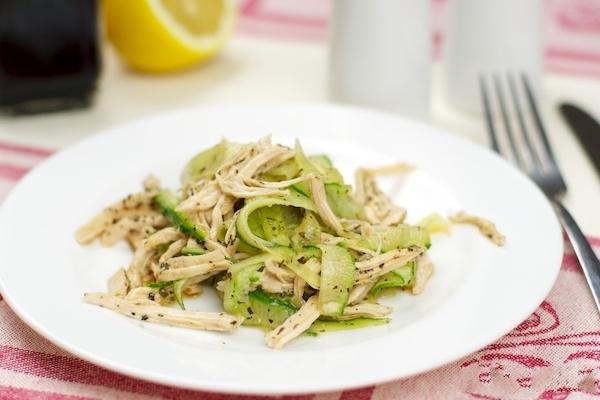 Салат из куриной грудки с огурцами солёными огурцами