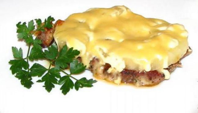 Мясо с ананасом и сыром в духовке рецепт с пошагово в Мясо с ананасом и сыром в духовке рецепт с пошагово в