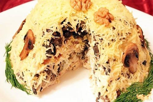 с салат с черносливом и грецкими орехами и курицей и сыром