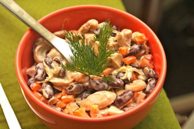 Салат с красной фасолью и копченой курицей и корейской морковью и