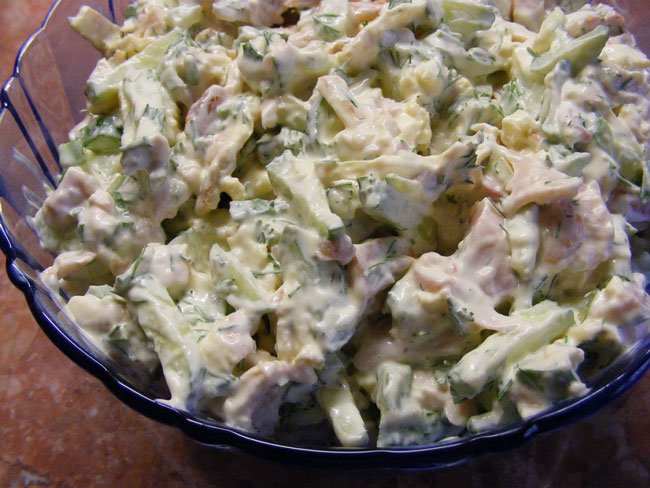 Салат из куриной грудки с огурцами солёными огурцами