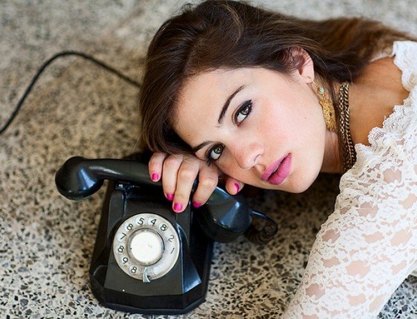 Влюблённая женщина живёт в ожидании ваших телефонных звонков и сообщений