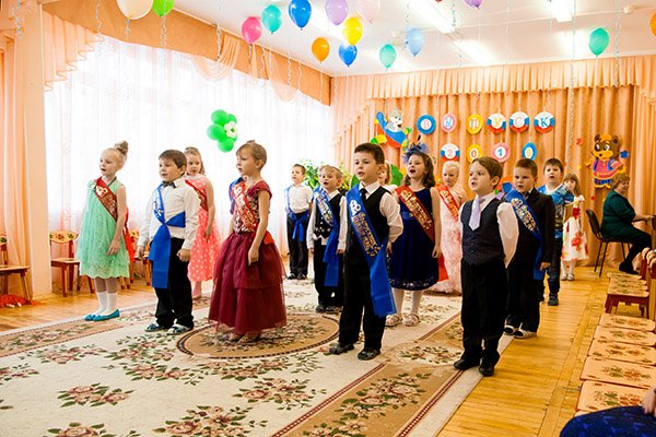 Сценка поздравление родителей на выпускном в детском саду Сценка поздравление родителей на выпускном в детском саду