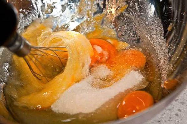 Воздушная шарлотка с яблоками и сметаной рецепт 9