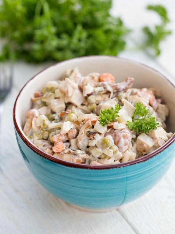 Салат с курицей и грибами слоями рецепт Салат с курицей и грибами слоями рецепт