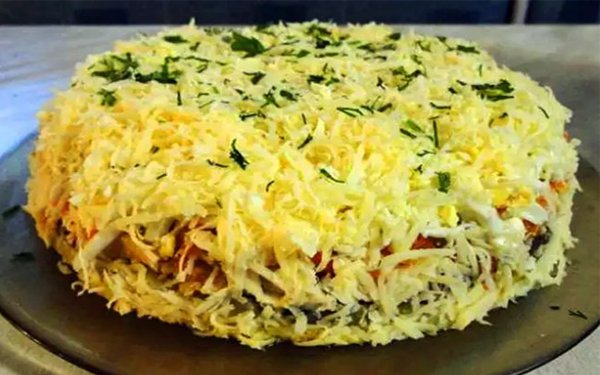 салат с ананасами и куриной грудкой и шампиньонами