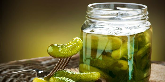 Хрустящие малосольные огурцы с чесноком и зеленью в банке и кастрюле — Хрустящие малосольные огурцы с чесноком и зеленью в банке и кастрюле —