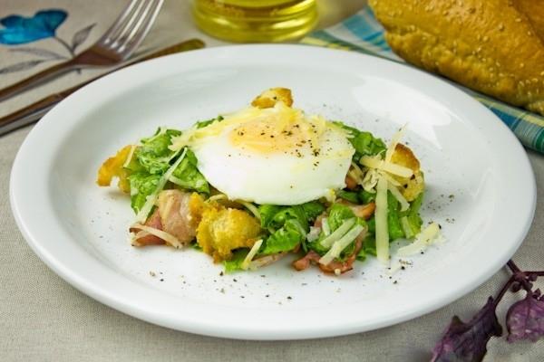 Тёплый салат с хрустящим беконом, пармезаном и яйц