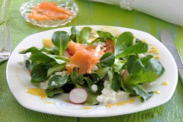 Весенний салат с лососем