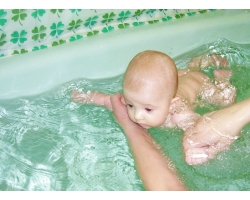 Как заниматься плаванием с младенцем?