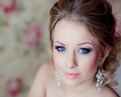 Бездонная лазурь: делаем свадебный макияж для голубых глаз
