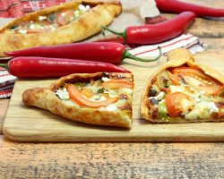 Легкая фиеста: домашняя овощная пицца с помидорами и сыром