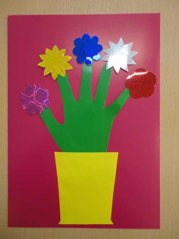 Аппликация в старшей группе открытка для мамы. Аппликация ваза с цветами. Подарок маме средняя группа. Ваза с цветами из цветной бумаги. Аппликация подарок маме.