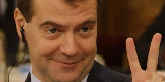 Как Дмитрий Медведев корректирует одеждой нестандартную фигуру